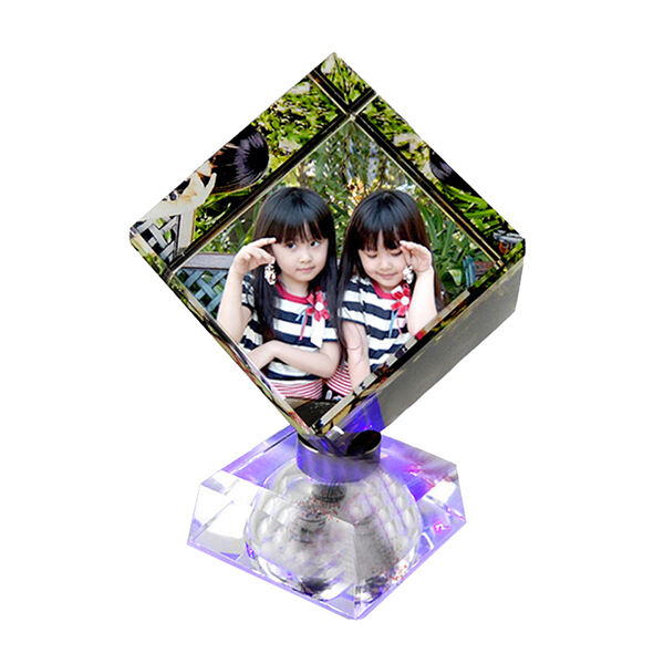 In hình lên Pha lê lập phương xoay có đèn ở Thanh Hóa