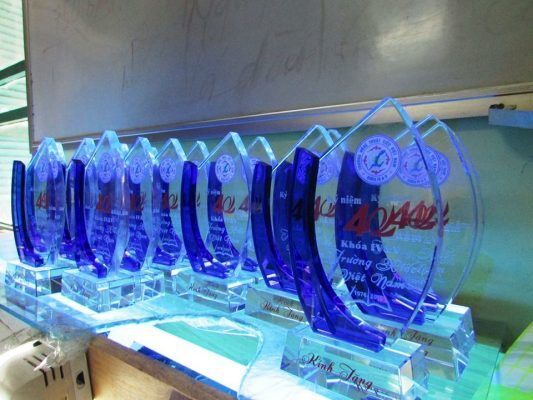 Đặt làm kỷ niệm chương pha lê, thủy tinh giá rẻ tại Thanh Hóa