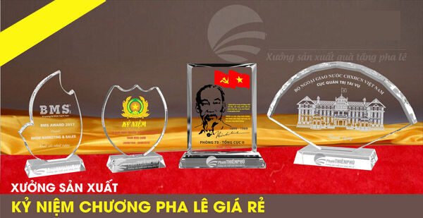 Kỷ niệm chương pha lê họp lớp ở Thanh Hóa